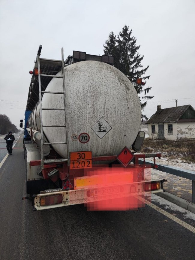 На Волині зупинили вантажівку з нелегальним пальним