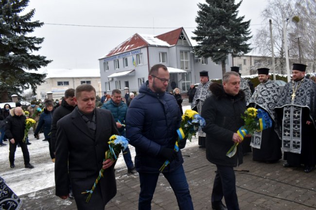 Лучани вшанували пам’ять Героїв Крут. ФОТО