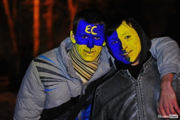 Як у Луцьку музиканти розважали люд на Євромайдані. ФОТО. ВІДЕО