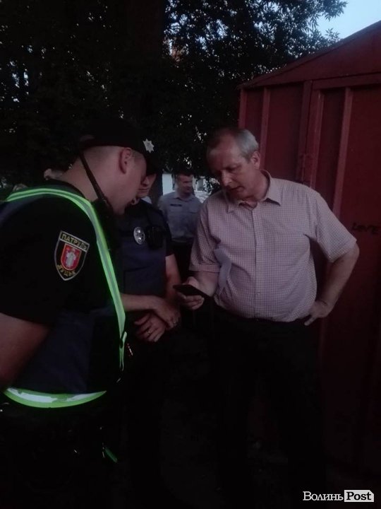 Найшла коса на камінь: люди не дають муніципалам знести гараж