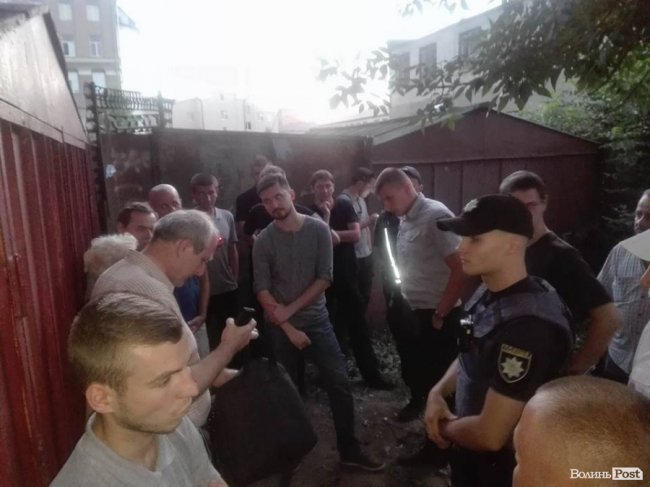 Найшла коса на камінь: люди не дають муніципалам знести гараж