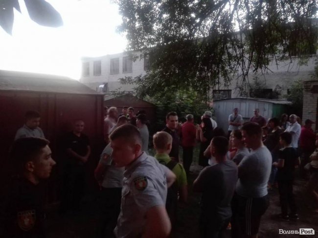 Найшла коса на камінь: люди не дають муніципалам знести гараж