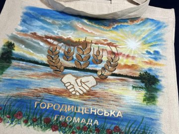 Художник-переселенець прикрасив брендовані шопери волинськими пейзажами. ФОТО