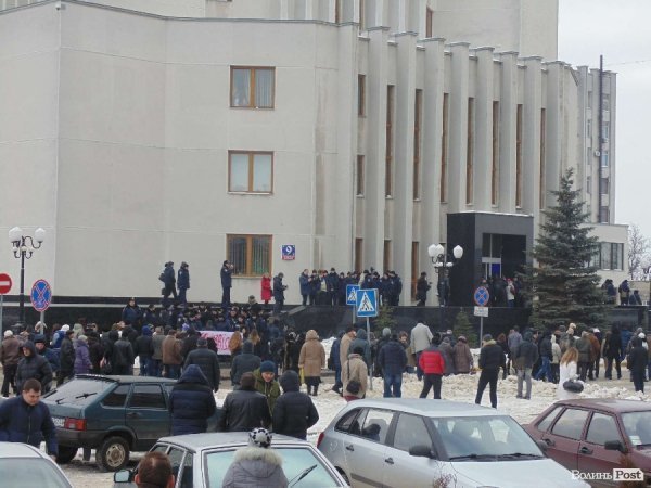 Мітинг під Волинською ОДА: свистки, протигази та заблоковані автомобілі. ФОТО. ВІДЕО