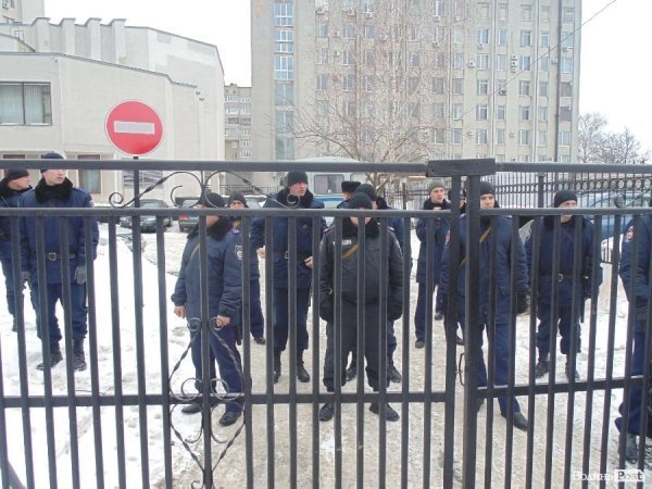 Мітинг під Волинською ОДА: свистки, протигази та заблоковані автомобілі. ФОТО. ВІДЕО