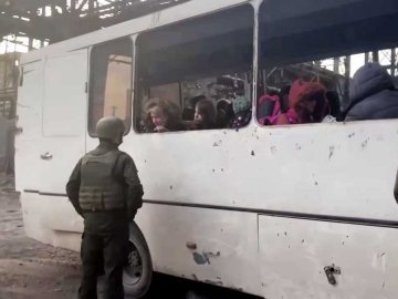 Захисники Маріуполя показали унікальні кадри евакуації цивільних. ВІДЕО