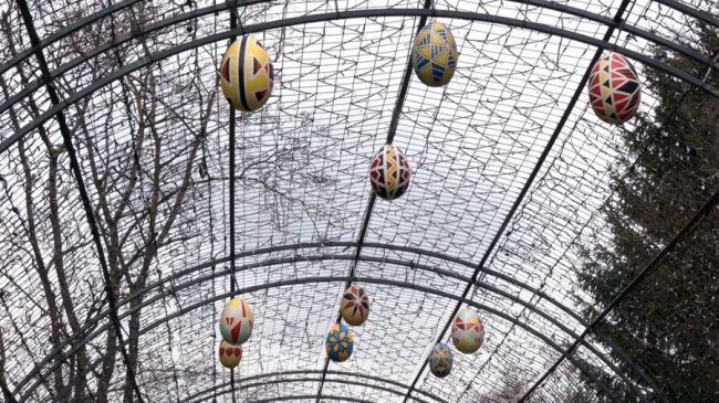 Сотня декоративних писанок прикрашатиме парк культури та відпочинку Луцька. ВІДЕО