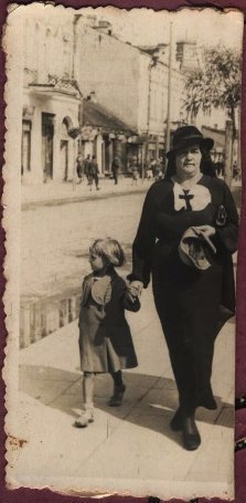 Квадратні тротуарні плитки на Ягеллонській. Фото з приватної колекції. На задньому плані - впізнаваний будинок з вежею