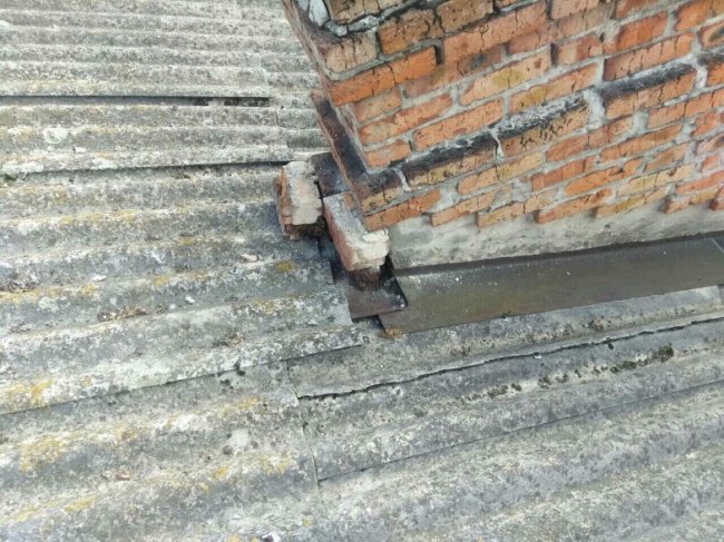 У Луцьку мешканці будинку бояться, що на голову з даху впаде цегла. ФОТО