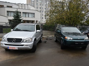 Два автомобілі для військових передали з Волині