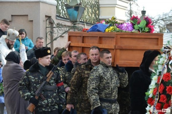 Лучани провели в останню путь бійця, що загинув під Іловайськом. ФОТО