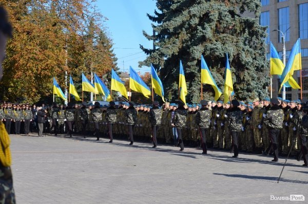 Сотні ліцеїстів склали присягу на головній площі Луцька. ФОТО