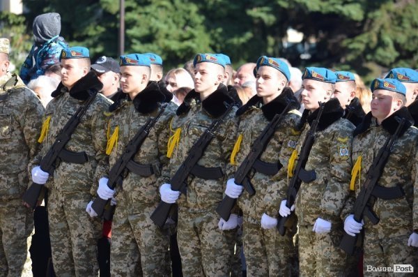 Сотні ліцеїстів склали присягу на головній площі Луцька. ФОТО