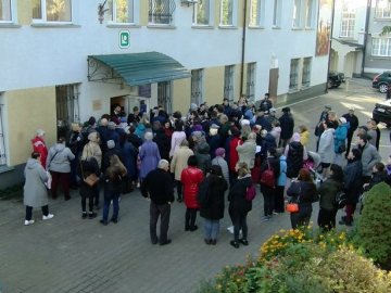 У Луцьку переселенці реєструються, щоб отримати 150 доларів від американських благодійників