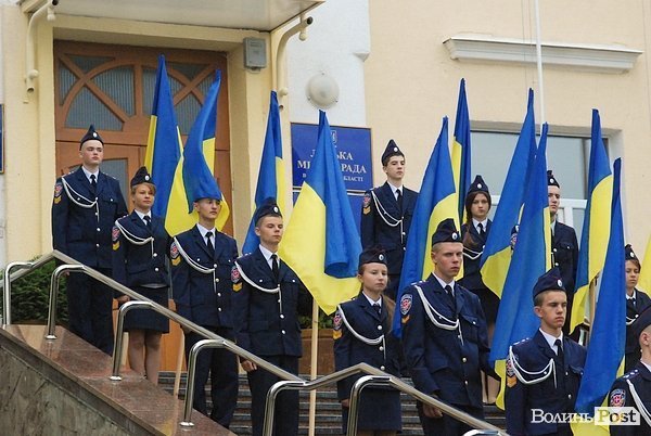 Біля Луцькради підняли Державний Прапор. ФОТО