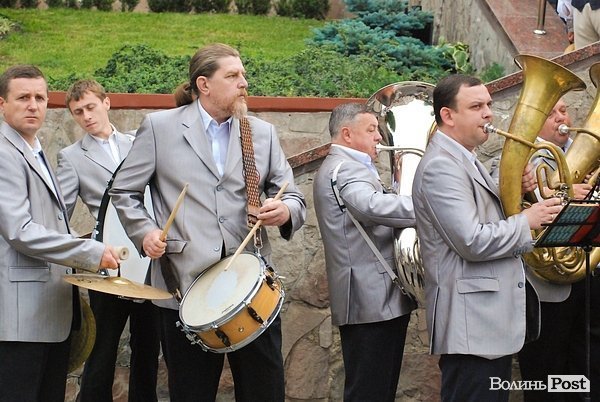 Біля Луцькради підняли Державний Прапор. ФОТО