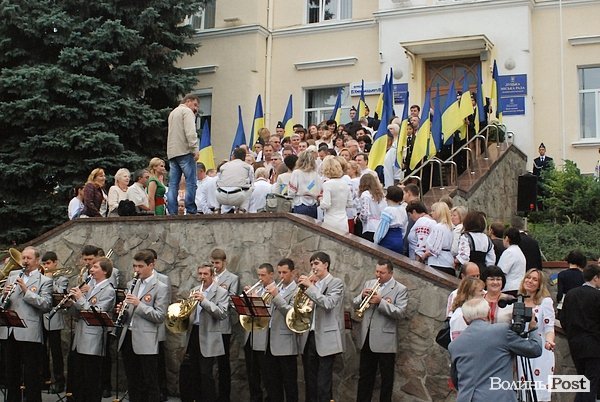 Біля Луцькради підняли Державний Прапор. ФОТО