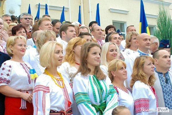 Біля Луцькради підняли Державний Прапор. ФОТО