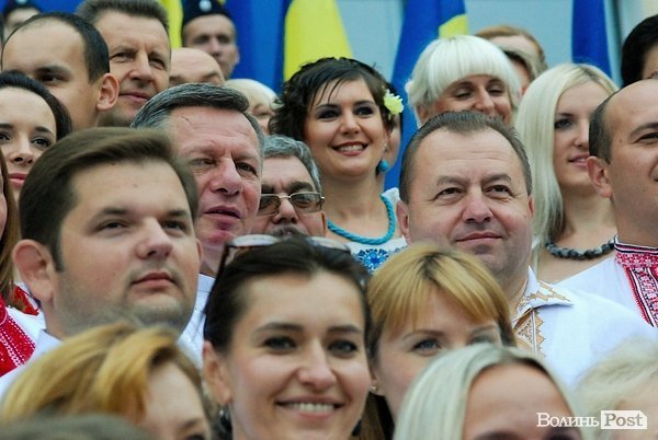 Біля Луцькради підняли Державний Прапор. ФОТО