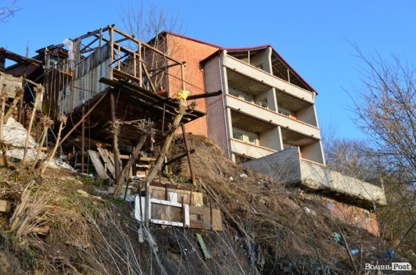 Луцькі будинки сповзають в Стир. ФОТО