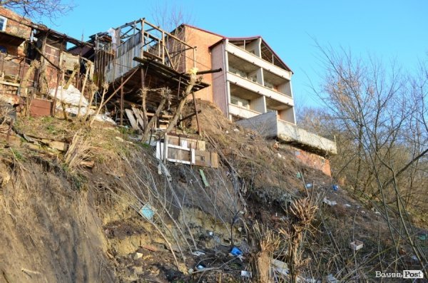 Луцькі будинки сповзають в Стир. ФОТО