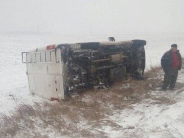 Ожеледиця на дорозі: бус на Волині злетів у кювет і перевернувся