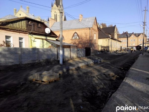 У Луцьку ремонтують дорогу, яка веде до «будинку скульптора». ФОТО