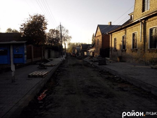 У Луцьку ремонтують дорогу, яка веде до «будинку скульптора». ФОТО