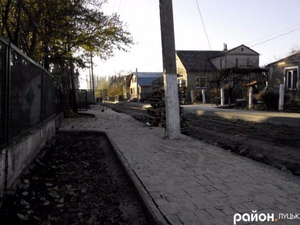 У Луцьку ремонтують дорогу, яка веде до «будинку скульптора». ФОТО