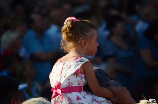 Найменші глядачі «Поліського літа» на плечах в батьків. ФОТОРЕПОРТАЖ