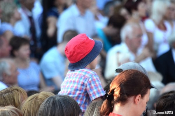 Найменші глядачі «Поліського літа» на плечах в батьків. ФОТОРЕПОРТАЖ