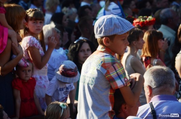Найменші глядачі «Поліського літа» на плечах в батьків. ФОТОРЕПОРТАЖ