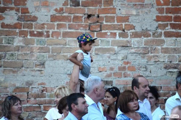 Найменші глядачі «Поліського літа» на плечах в батьків. ФОТОРЕПОРТАЖ