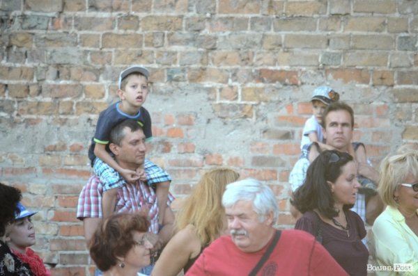 Найменші глядачі «Поліського літа» на плечах в батьків. ФОТОРЕПОРТАЖ