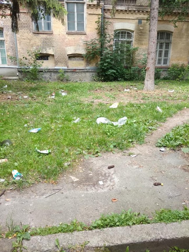 «Немає сил на це дивитися»: луцький двір засипали сміттям. ФОТО