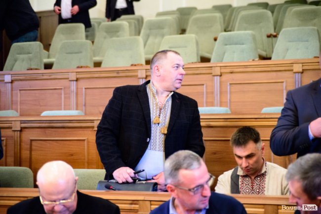 Білі, чорні, з кутасиками і без: які вишиванки одягнули депутати на сесію Волиньради. ФОТО