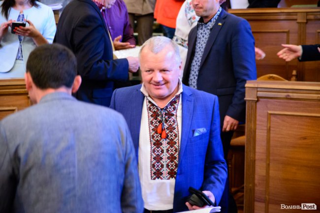 Білі, чорні, з кутасиками і без: які вишиванки одягнули депутати на сесію Волиньради. ФОТО