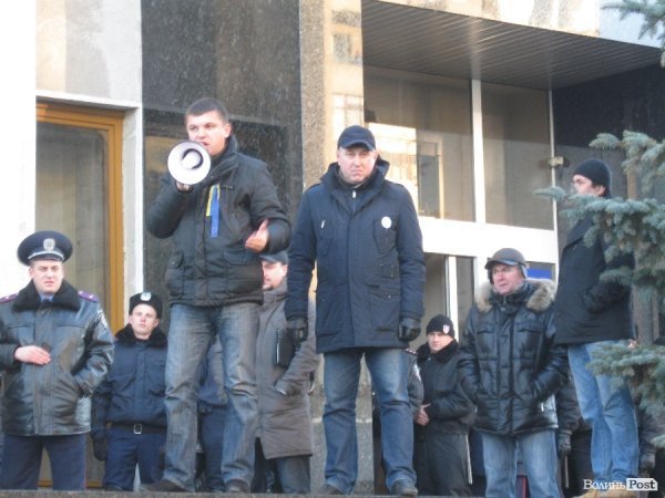 Гарячий світанок у Луцьку: як пікетували губернатора. ФОТО