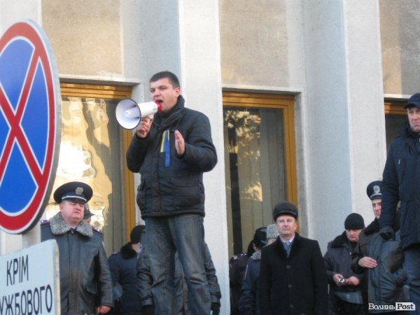 Гарячий світанок у Луцьку: як пікетували губернатора. ФОТО