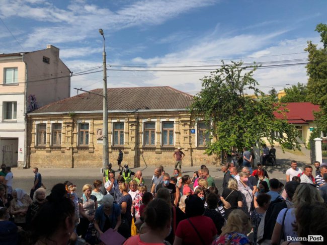 У Луцьку два дні тривають протести: мітингують біля міськради, мунварти і прокуратури. ФОТО