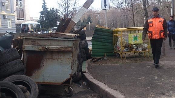 Донецькі сепаратисти укріплюють барикади. ФОТО