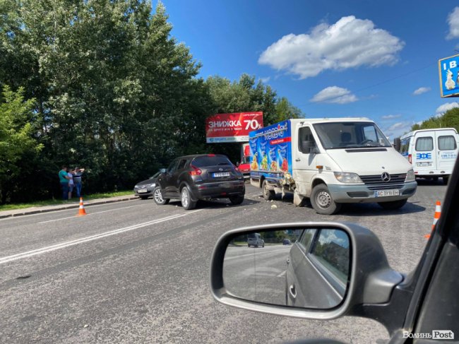 У Луцьку зіткнулись Nissan  і вантажний Mercedes. ФОТО