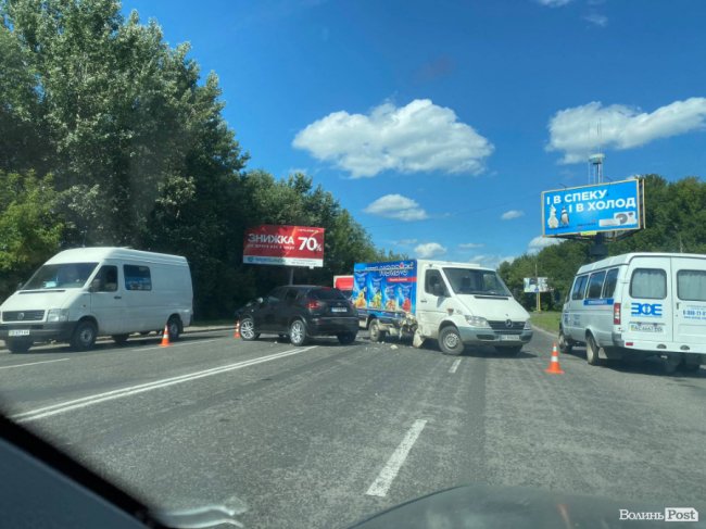У Луцьку зіткнулись Nissan  і вантажний Mercedes. ФОТО