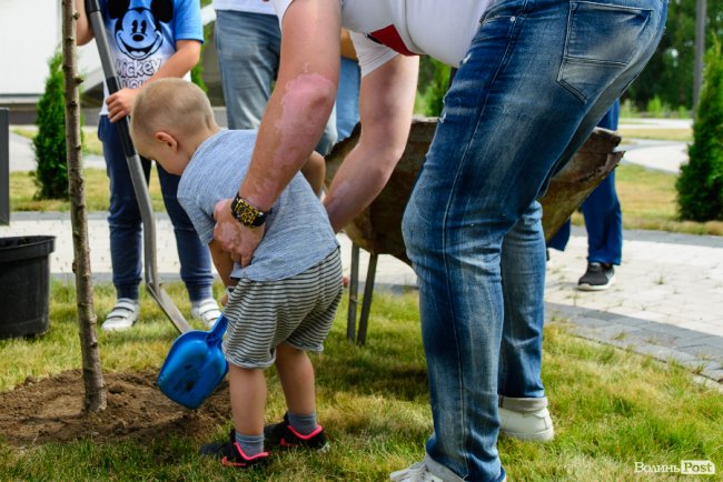 Як мешканці ЖК «Супернова» саджали клени і сакури разом з «Інвестором». ФОТО*