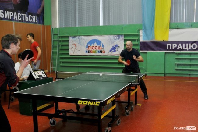 Як у Луцьку патрульні, військові і діти грали в теніс