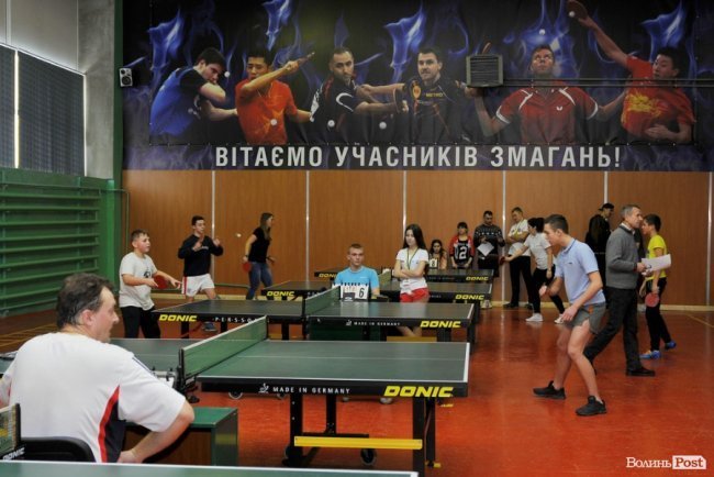 Як у Луцьку патрульні, військові і діти грали в теніс