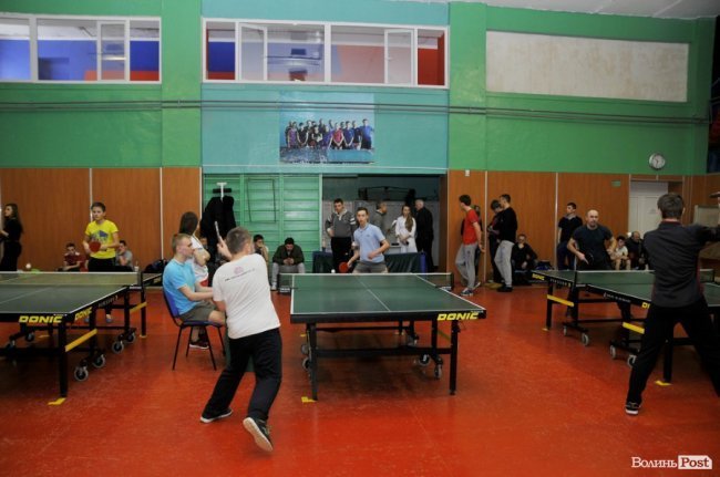 Як у Луцьку патрульні, військові і діти грали в теніс