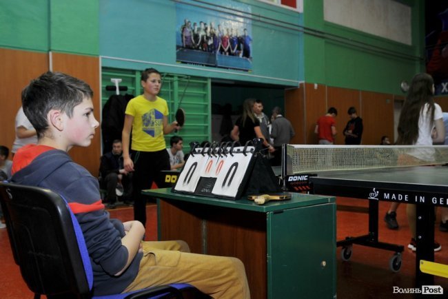 Як у Луцьку патрульні, військові і діти грали в теніс