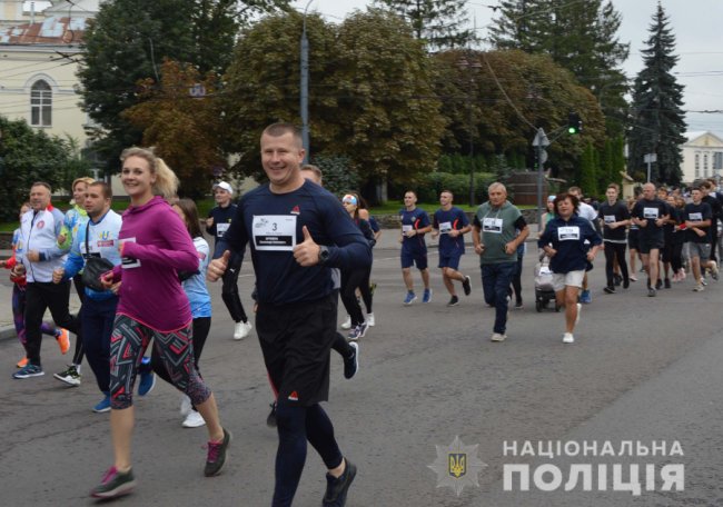Волинські поліцейські бігли на честь загиблих воїнів. ФОТО