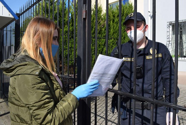 Біля Генконсульства Польщі у Луцьку – довгі черги: чи дотримуються люди правил карантину